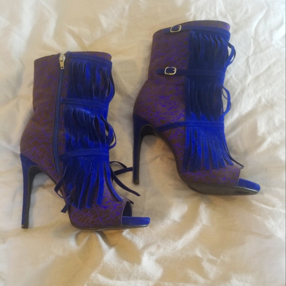 ATHENA TRENDY heeled open toe boot with laser detail size 10